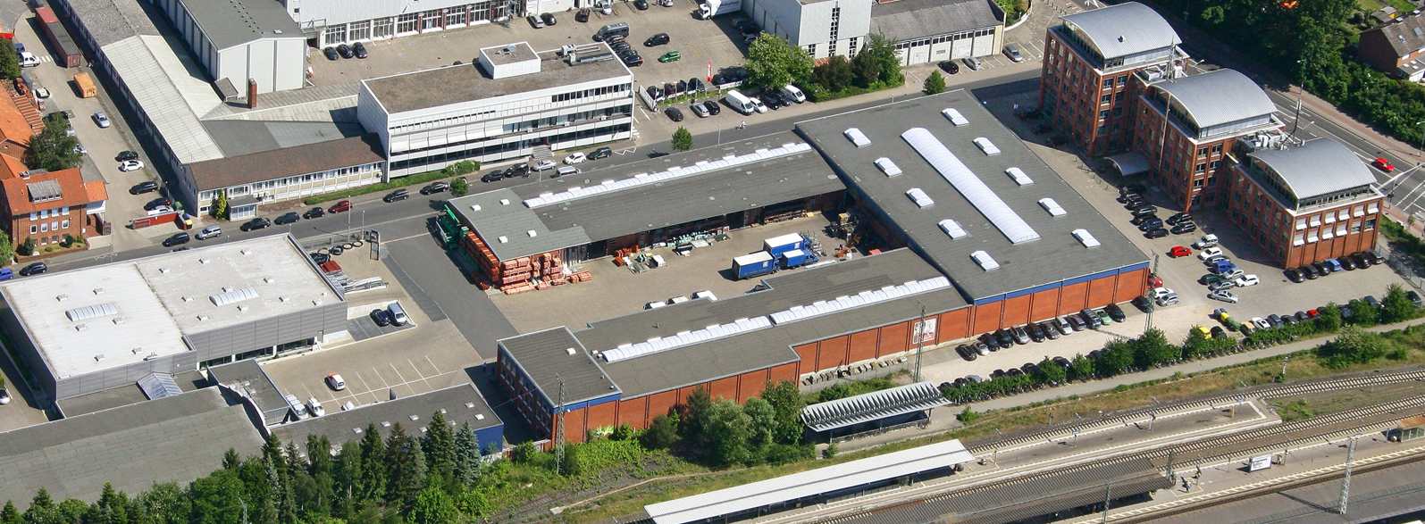 Firmengelände W.L. Schröder am Pulverweg in Lüneburg aus der Vogelperspektive – Bäderwerk, Stahlwerk, Handwerk, Garten & Outdoor, Türen & Tore und Heizung & Energie auf einem Gelände